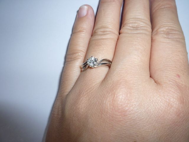 指が太目ですが、大きめのダイヤと個性的なデザインでフォロー