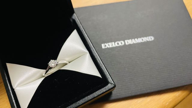 ダイヤが映えるシンプルなデザインの指輪です。