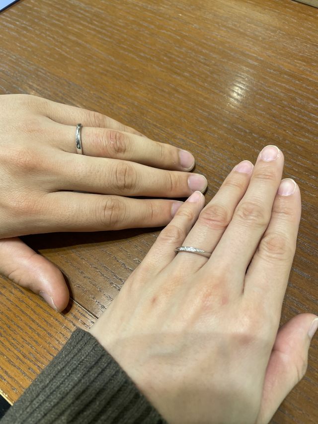 メレタイプのレディースリングとペアのメンズリング
