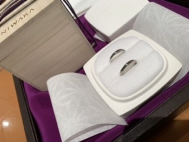 指輪側面に並ぶダイヤ。正面よりも、ふとした時に目に入ります！