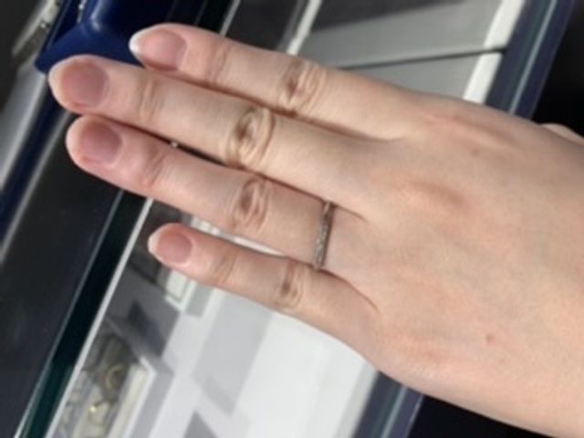 斜めに入ったメレダイヤが素敵