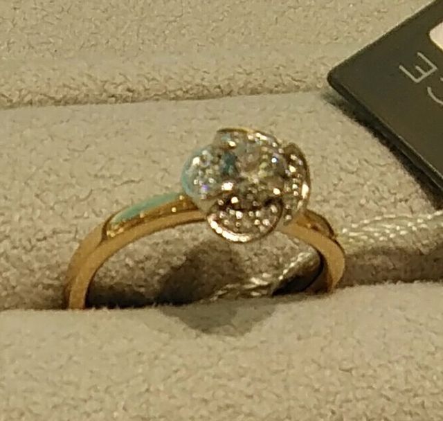 お花モチーフの婚約指輪です