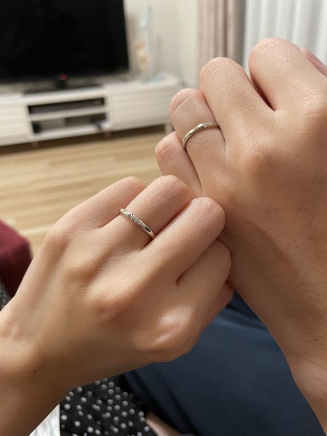 指輪をつけている写真