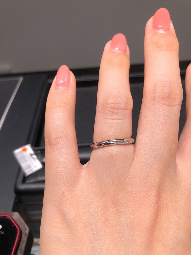 店舗にて照明の下で撮影