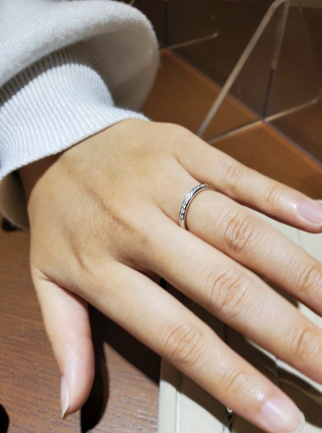 ハーフエタニティリング着用時の写真です。