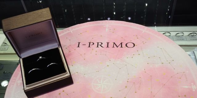 婚約指輪は、上の指輪です。
ダイヤがキラキラしてて
シンプル