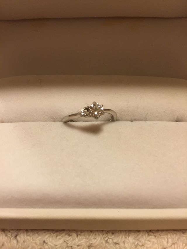 0.35カラットのダイヤと小さなダイヤが並ぶリングです。