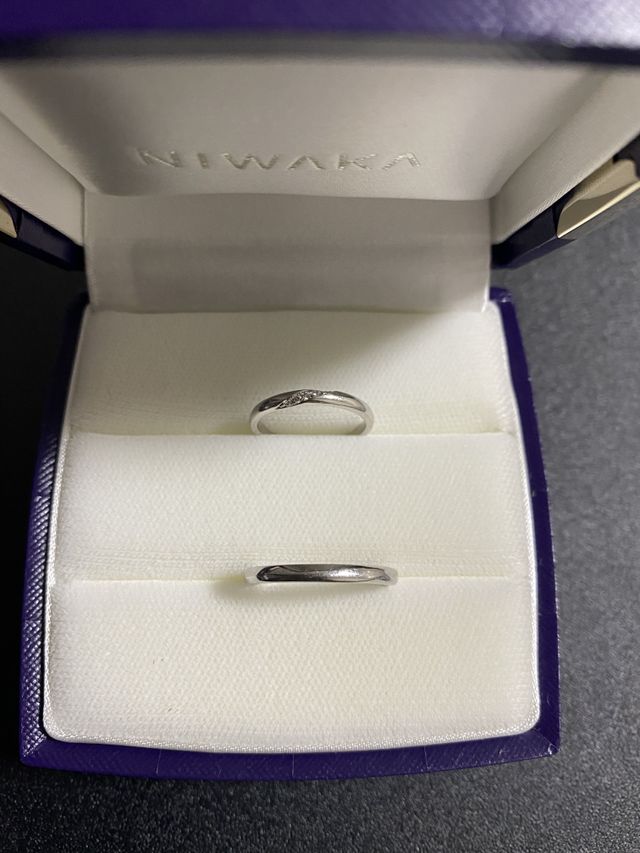 紫と白を基調としたリングボックスです。