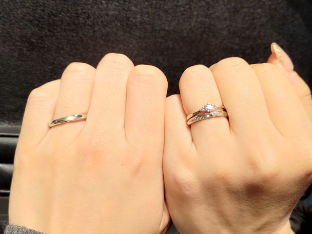 左側が男性、右側が女性（婚約指輪も付けた状態）