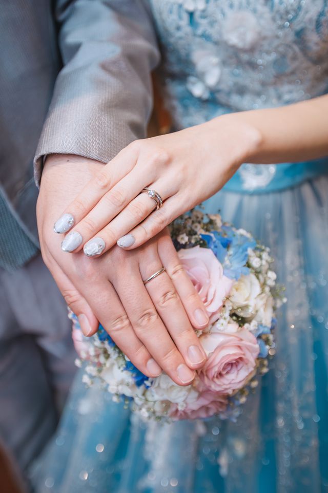 結婚式の際の写真。
彼とお揃いの結婚指輪、花型の婚約指輪。