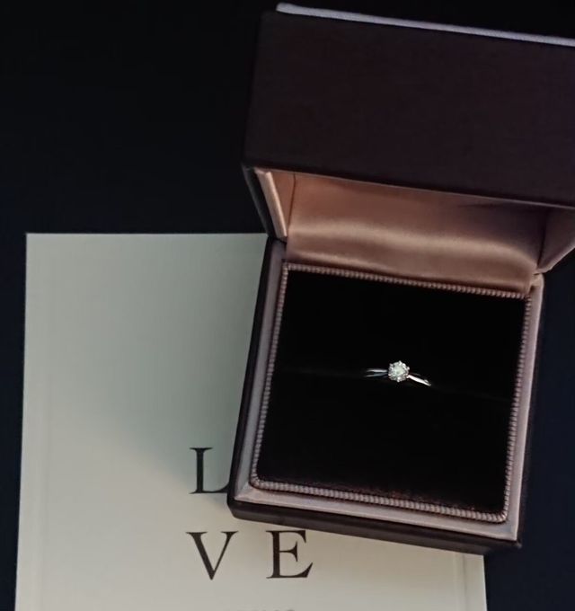 ダイヤモンドがキラキラ素敵な婚約指輪です。
