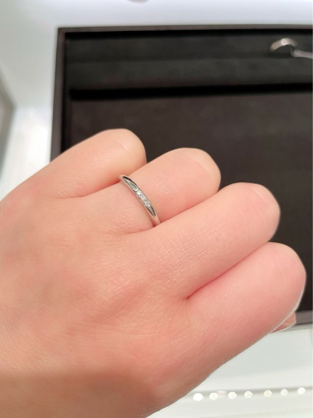 3つ並んだダイヤがかわいい細身のリングです。