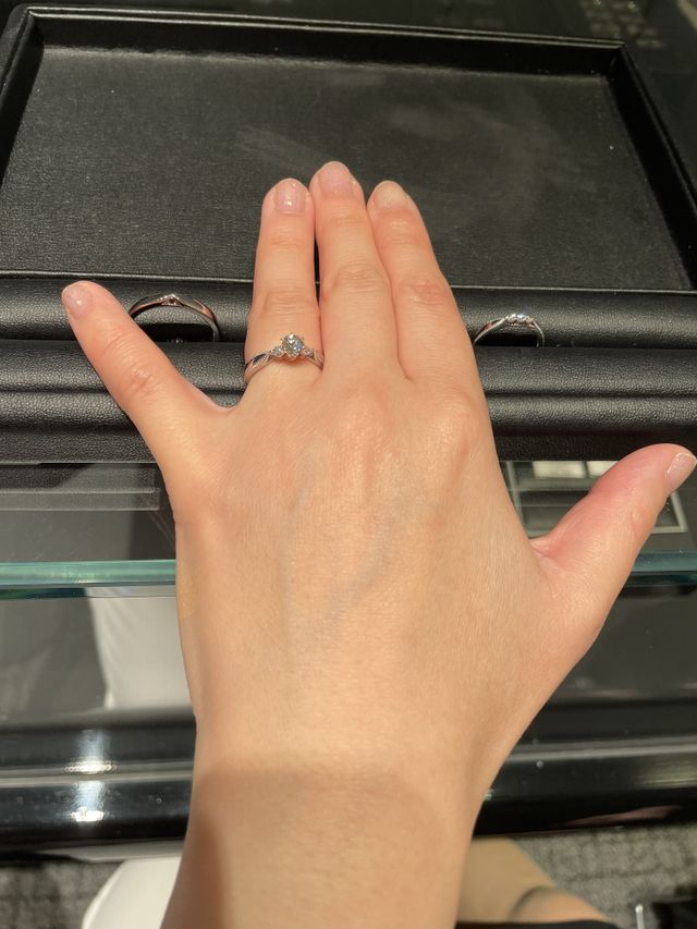 婚約指輪になります。