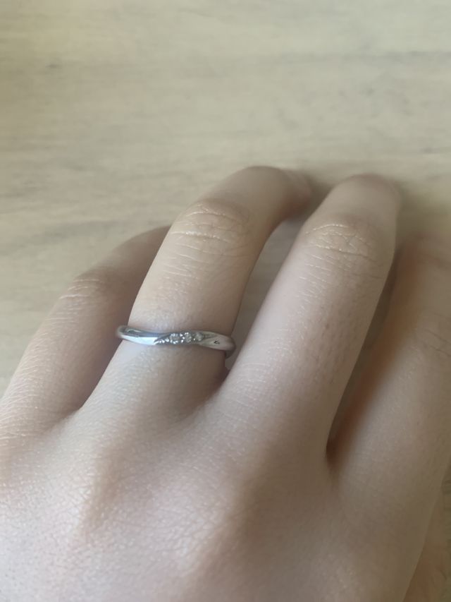 中央にダイヤが三つあり周りに小さなダイヤが埋め込まれている。