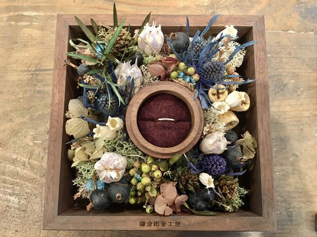 ピンクゴールドを選びました。仕上げにダイアモンドをお願い済。