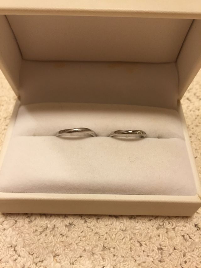 なだらかな曲線に、女性用はダイヤが三粒！綺麗！