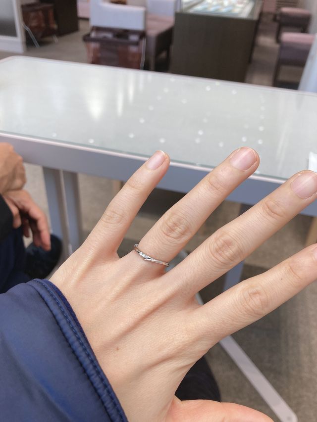 ダイヤモンドが光に反射して、綺麗です。指がスッキリ見えます。