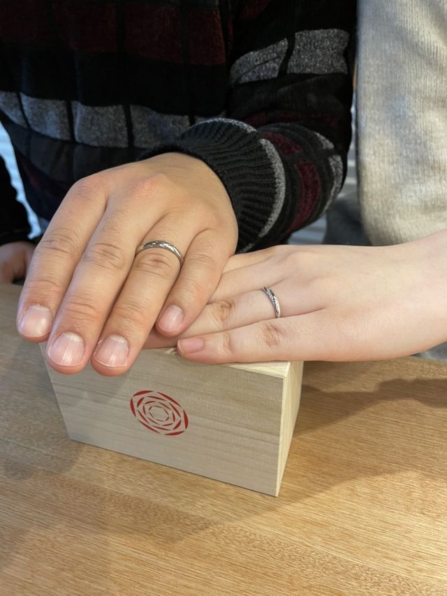 完成した指輪を初めて2人でつけた時の写真です。