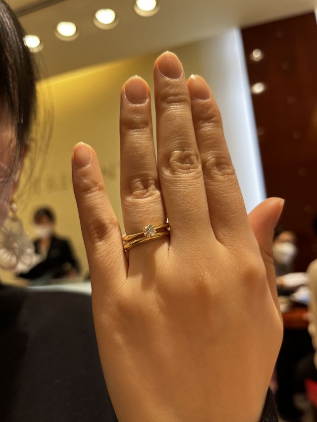 婚約指輪は一石、結婚指輪はミル打ちがしてあるものです