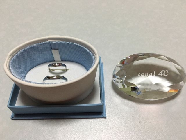 指輪にスマイルマークが描かれています。