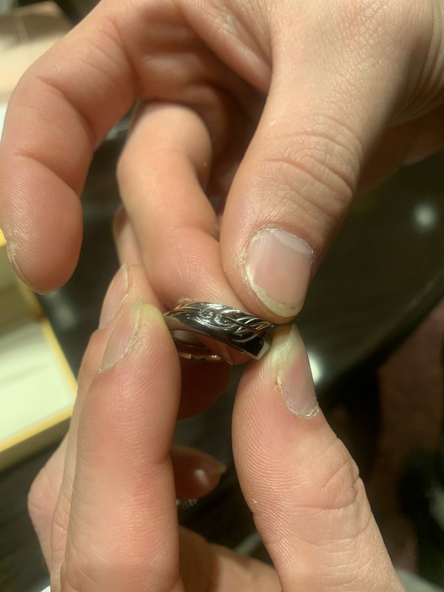 二つ合わせたらイニシャルが完成する仕組みです