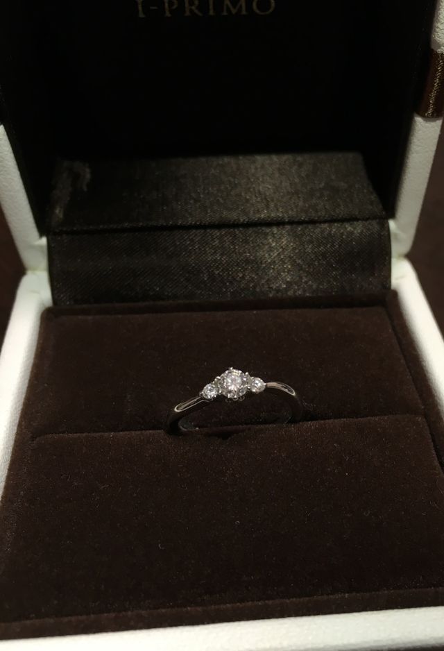 ダイヤモンドの輝きと上品でシンプルなデザインが特徴です♪