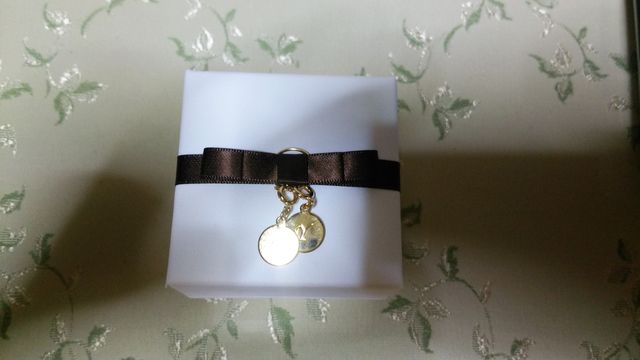 ２人のイニシャルの飾りがついたケースです。