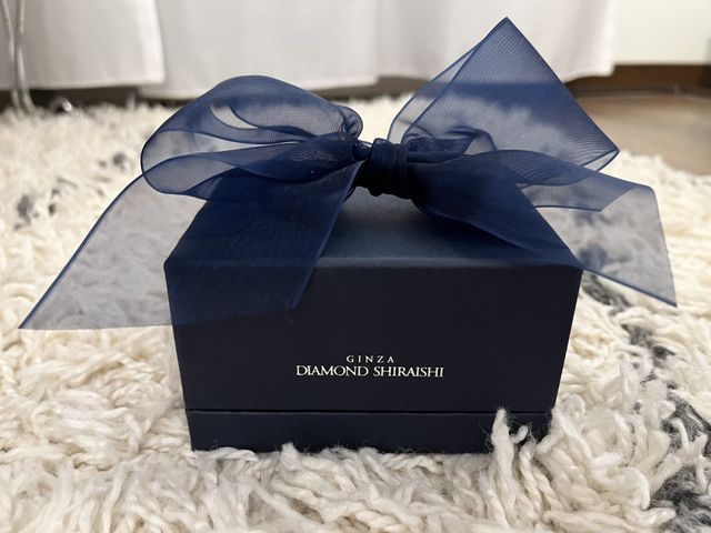 可愛いネイビーの箱にペアで収めてもらいました。