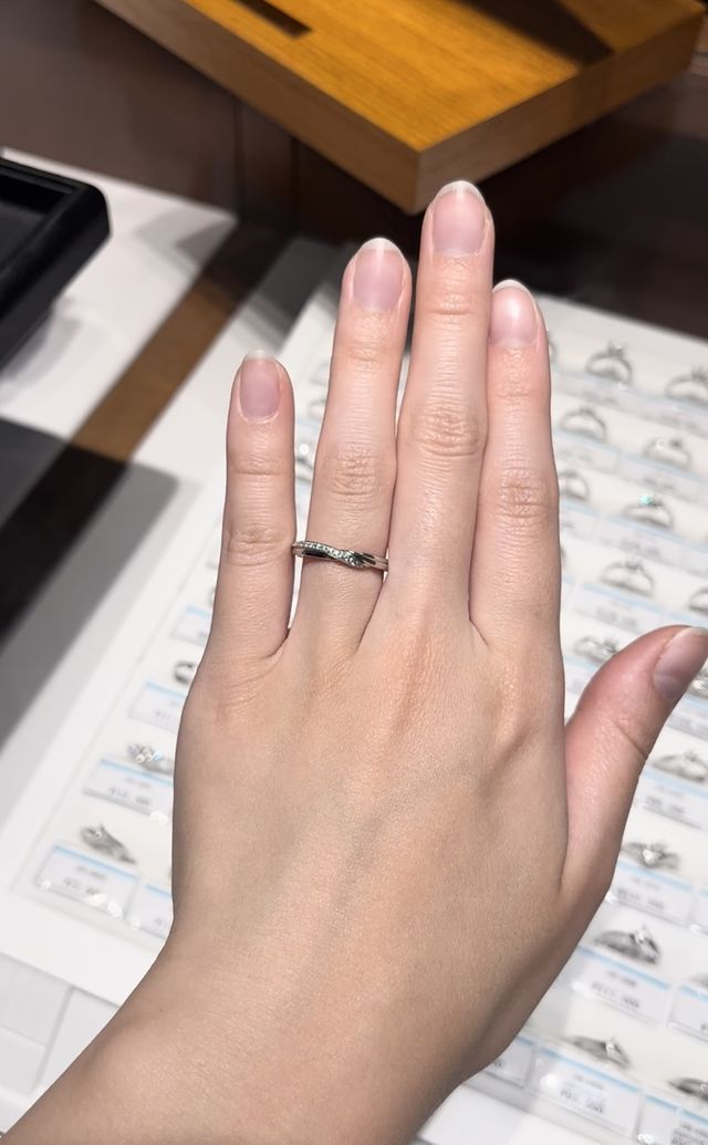 気になったリングの試着をさせていただきました