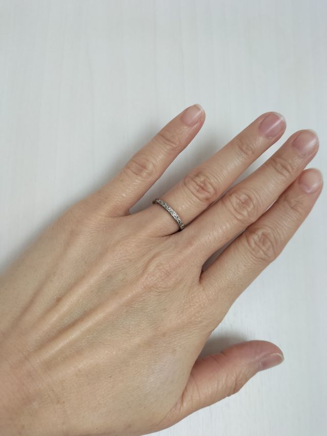 メンズリングですが、ゴツくなく違和感なくつけられます。