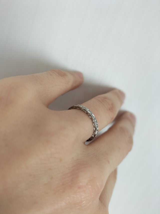 側面にも綺麗な刻印。この他に見ないデザインがお気に入りです。