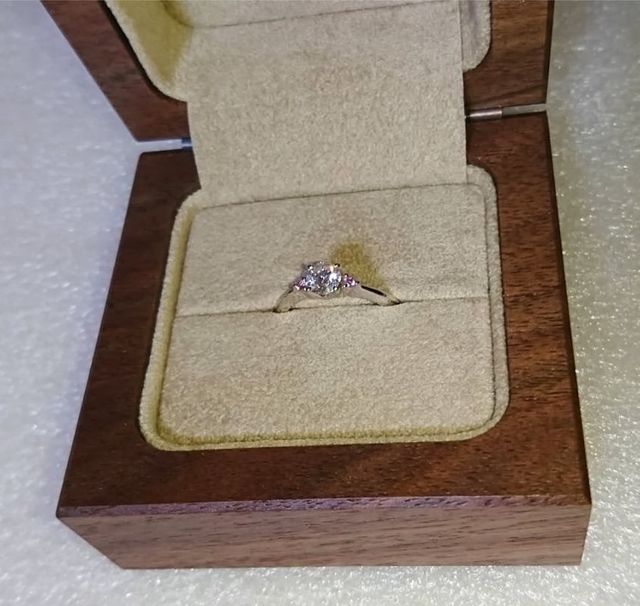 素敵な木製ケース入りです。