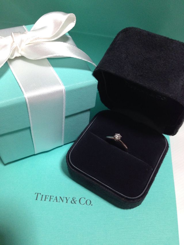 パッケージと鑑定書。 ティファニーブルーが素敵です。