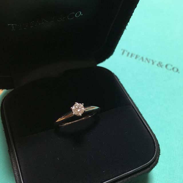 婚約指輪。シンプルで美しい輝きです。