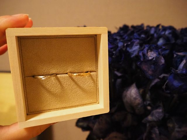 プロポーズでもらったバラの花束と一緒に