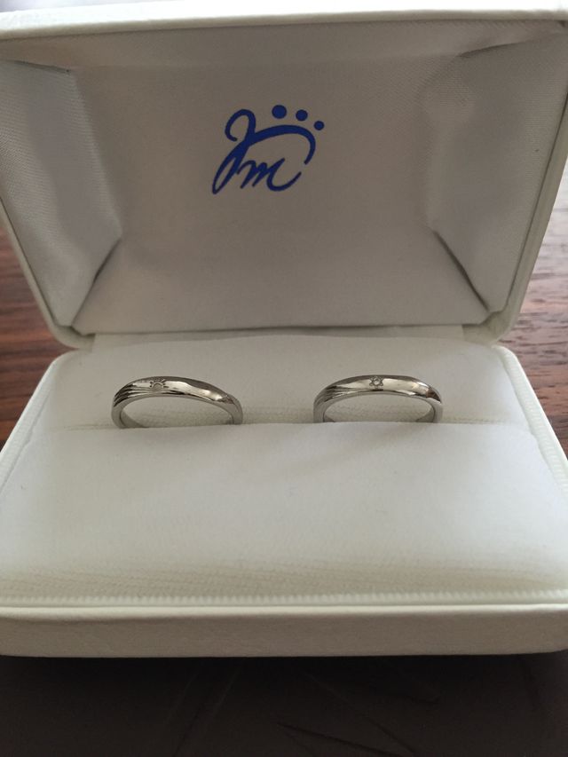 サンライズ表現し、妻のものはダイヤを太陽に見立てました。