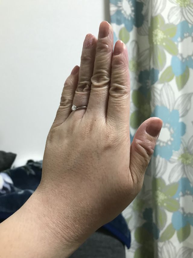 彼女へのサプライズプロポーズで婚約指輪を渡しました。