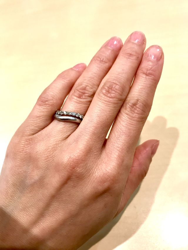 結婚指輪と重ね付けできるデザインを選びました。