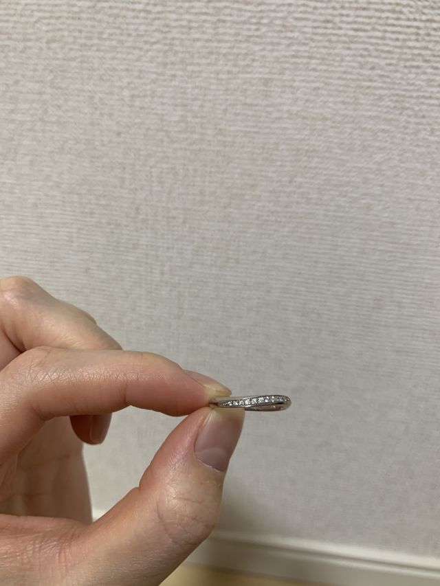 キラキラウェーブ型がが特徴的な素敵なお気に入り結婚指輪です