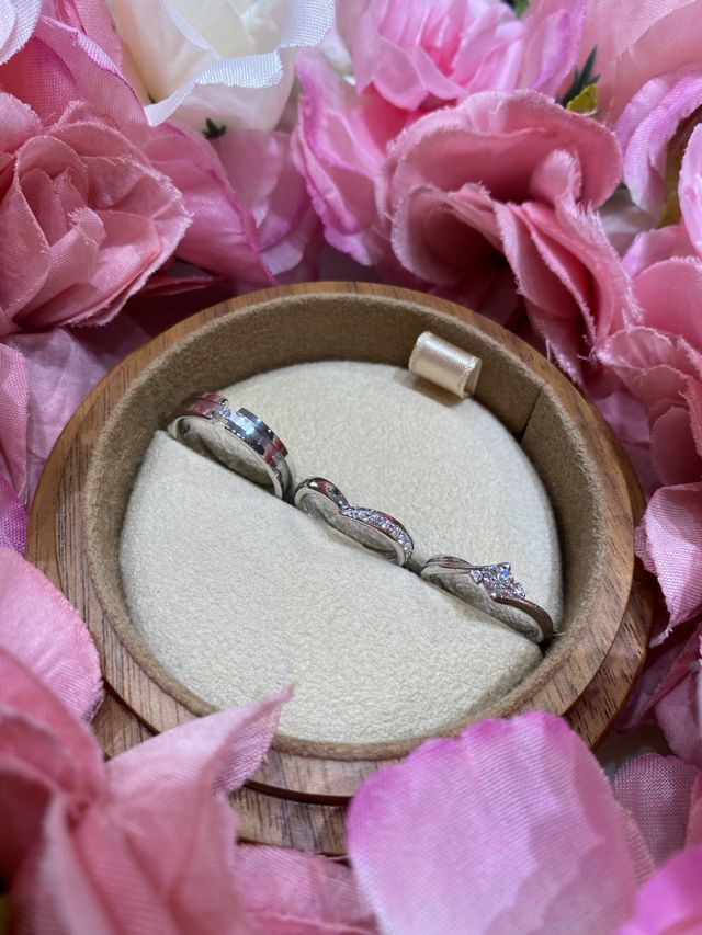 一番右が婚約指輪です