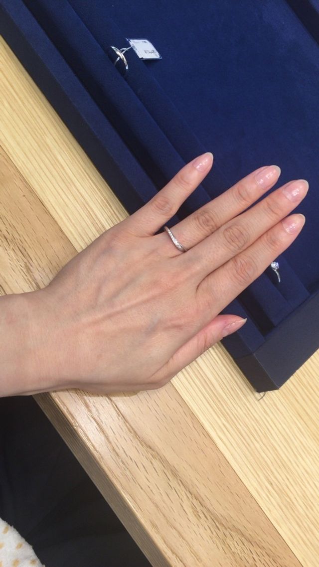 絶妙なV字が優しくお上品なリング。ダイヤも綺麗。