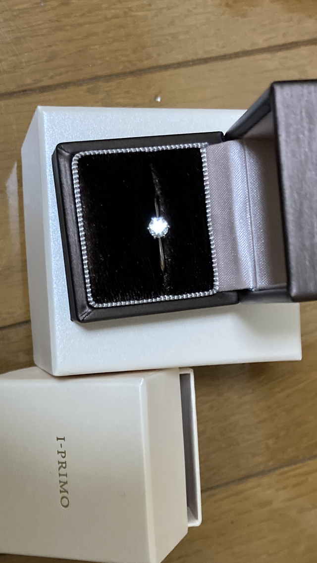 シンプルで石が引き立つデザインです