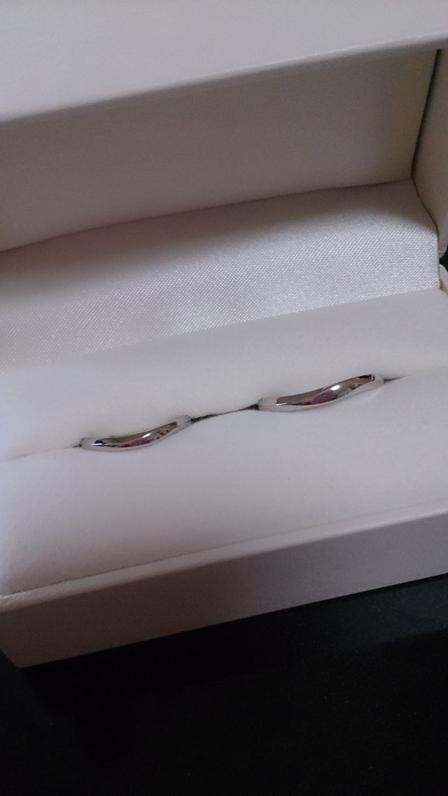 ウェーブがあってシンプルすぎず、細めです。