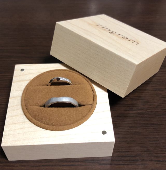 旦那はマットな指輪で私は捻ってツヤありでダイヤ3つ入れました