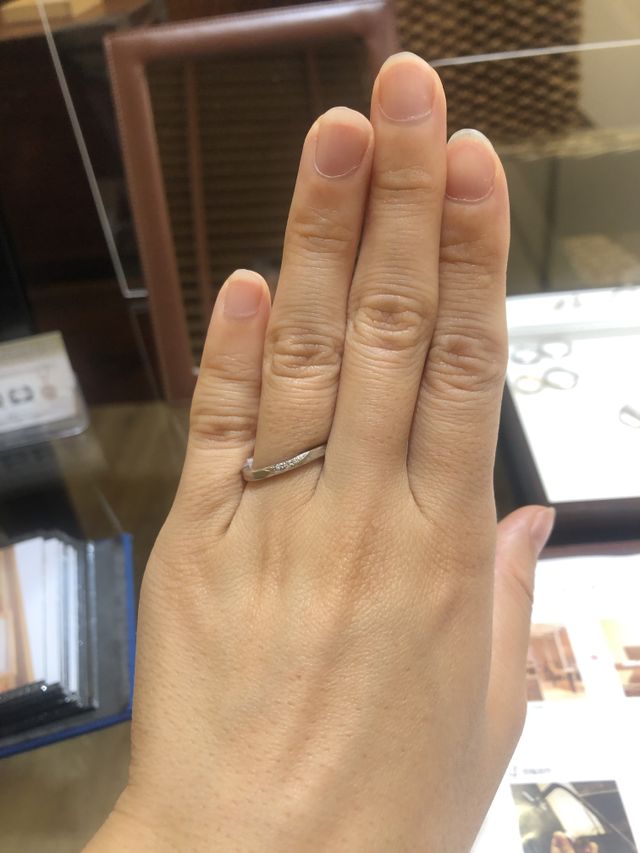 キラッと光るデザインのある指輪