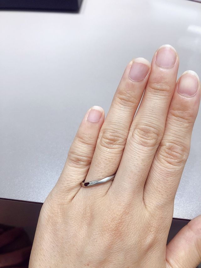 シンプルだがデザインのあるストレートリング。
