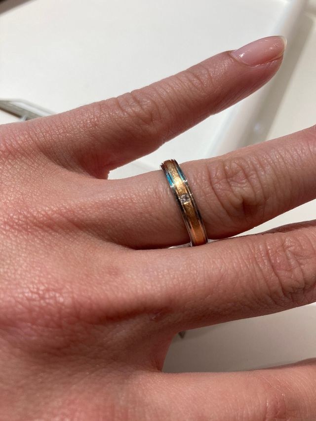 女性。太めのリングです。つけ心地はとてもなめらかです。