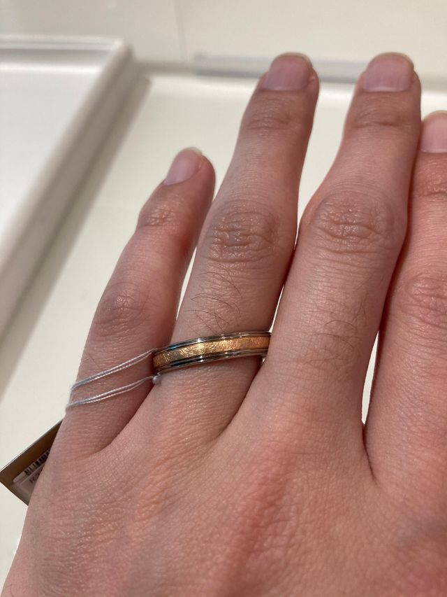 一枚目のペアのリング。こちらも太め