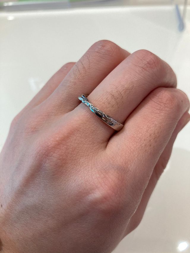 男性にしては少し細め。