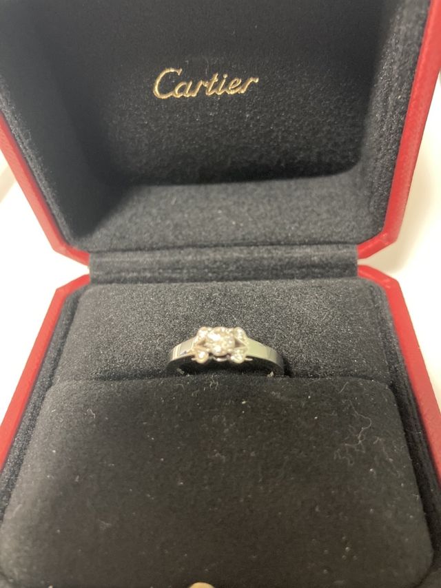 カルティエの婚約指輪です